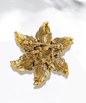 Luxusná brošňa na oblečenie v tvare prepracovanej kvetiny