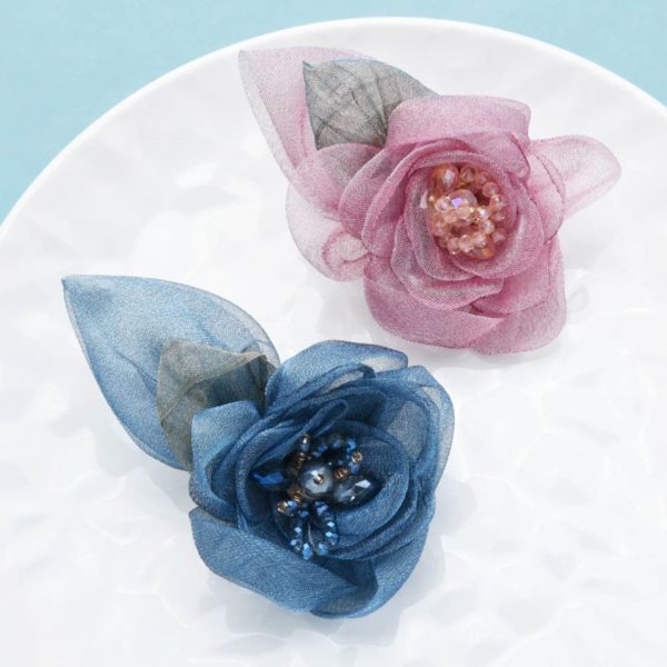 Nádherná brošňa na šaty v tvare kvetu z textílie a kryštálikov