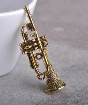 Prepracovaná vintage brošňa na oblečenie v tvare saxofónu
