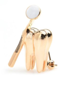 Roztomilá brošňa na šaty - zlatý zub
