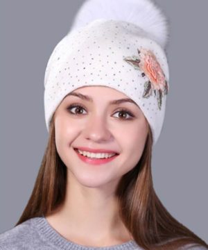 Luxusná dámska čiapka v bielej farbe s kvetinou, kryštálikmi a brmbolcom na odopínanie