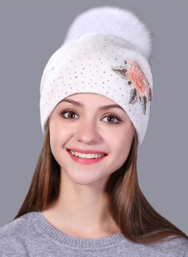 Luxusná dámska čiapka v bielej farbe s kvetinou, kryštálikmi a brmbolcom na odopínanie