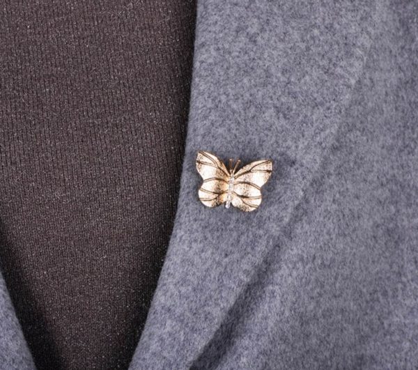 Roztomilá brošňa na šaty v tvare motýlika v zlatej farbe