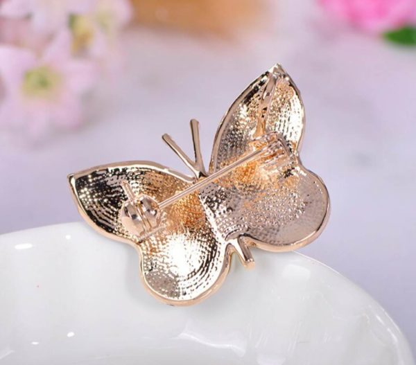Roztomilá brošňa na šaty v tvare motýlika v zlatej farbe