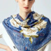 Kvalitná hodvábna šatka s modrým vzorom a ružami 130 x 130 cm