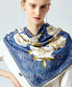 Kvalitná hodvábna šatka s modrým vzorom a ružami 130 x 130 cm