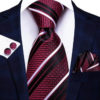 Kravatový set s bordovým vzorom ( kravata + vreckovka + manžety )