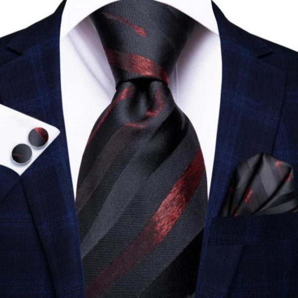 Kravatový set s bordovými pásikmi ( kravata + vreckovka + manžety )