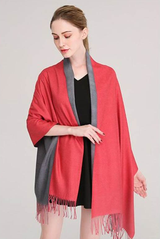Kvalitný dvojfarebný kašmírový šál v červeno-sivej farbe
