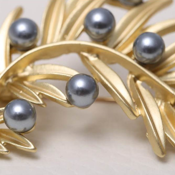 Luxusná brošňa v tvare zlatej vetvičky s perličkami
