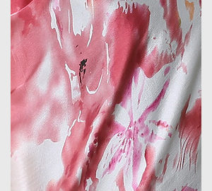 Luxusný hodvábny šál v modernom dizajne a pestrých farbách