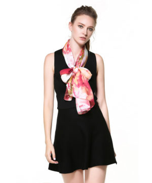 Luxusný hodvábny šál v modernom dizajne a pestrých farbách