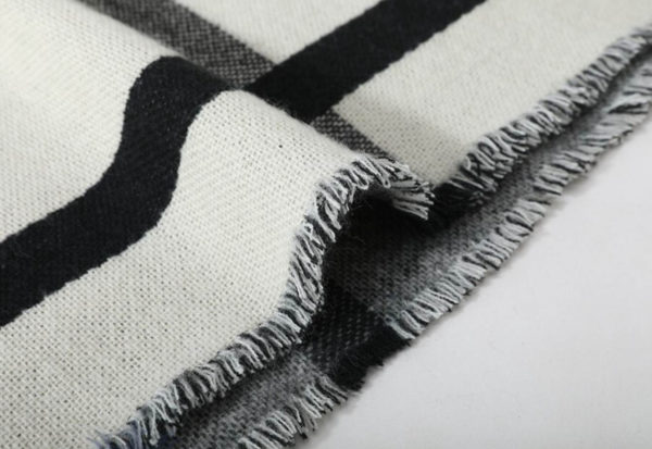 Luxusný dámsky zimný šál v čierno-bielom prevedení