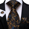 Moderný čierny kravatový set so zlato - modrými kvietkami