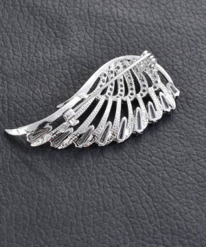 Elegantná brošňa na šaty v tvare strieborného krídla