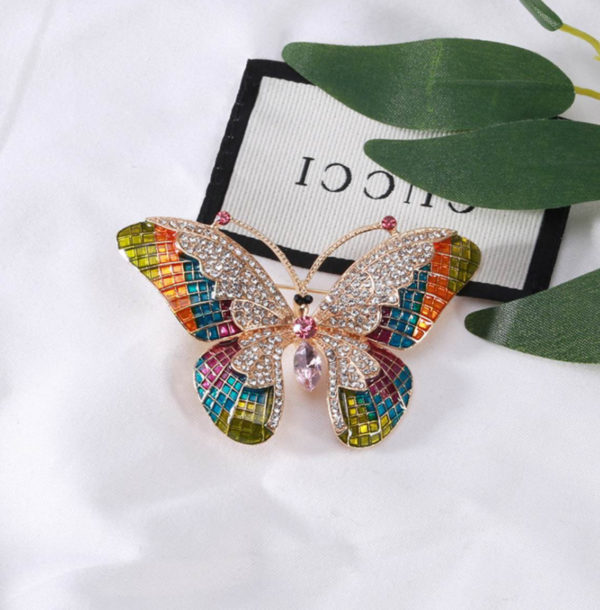 Prepracovaná brošňa v tvare smaltovaného motýľa s kryštálikmi