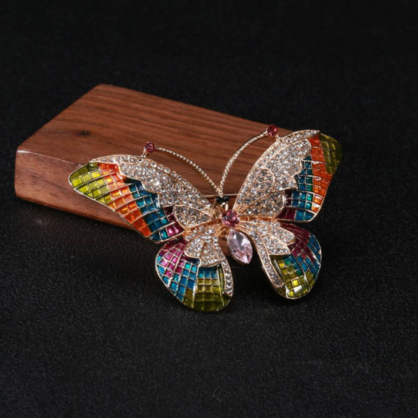 Prepracovaná brošňa v tvare smaltovaného motýľa s kryštálikmi