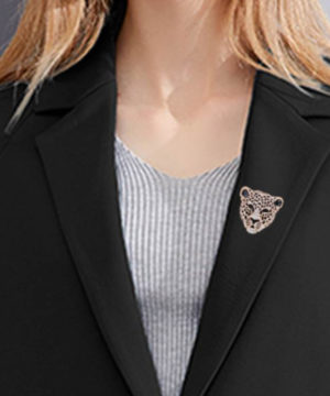 Prepracovaná brošňa v tvare zlatého leoparda s kryštálikmi