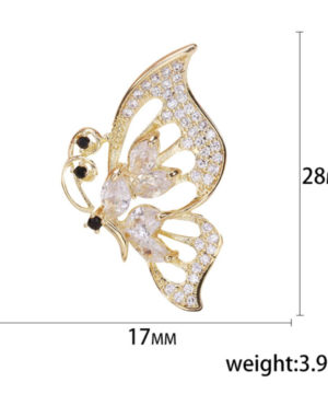 Prepracovaná brošňa v tvare zlatého motýľa s kryštálikmi