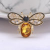 Roztomilá brošňa na šaty v podobe zlatej včielky