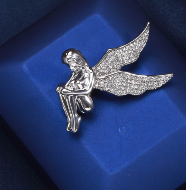 Prepracovaná brošňa v dizajne strieborného anjelika s kryštálmi