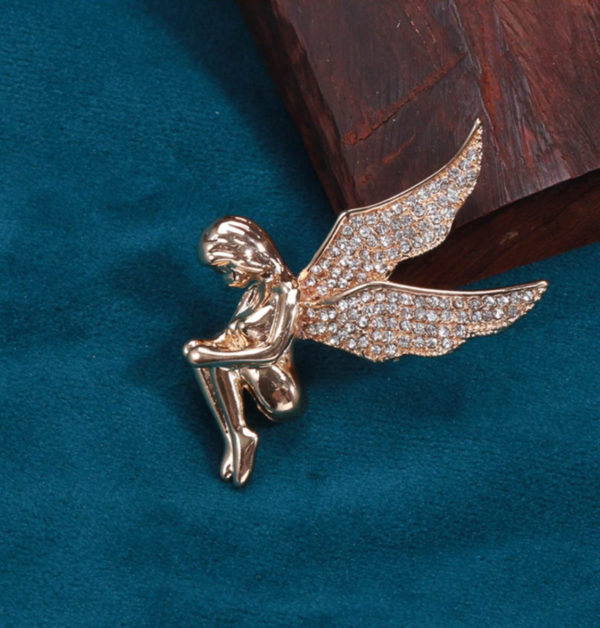 Prepracovaná brošňa v dizajne zlatého anjelika s kryštálmi
