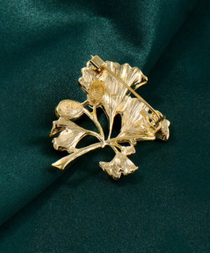 Prepracovaná brošňa v zlatej farbe v podobe Ginko kvetiny