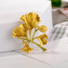 Prepracovaná brošňa v zlatej farbe v podobe Ginko kvetiny