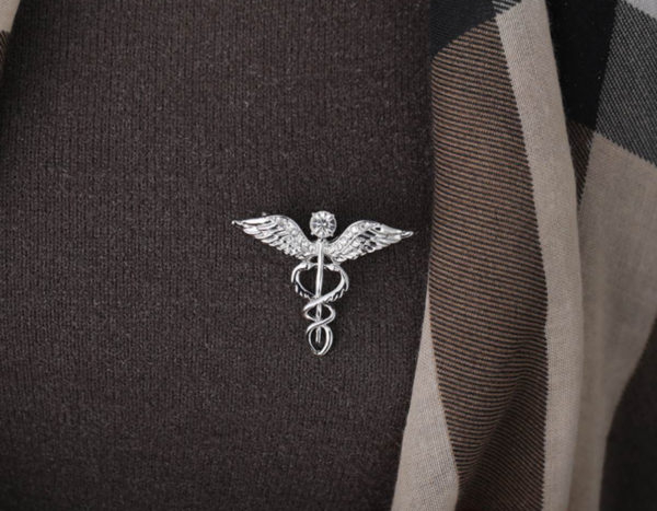 Prepracovaná strieborná brošňa - Medicínsky symbol Caduceus