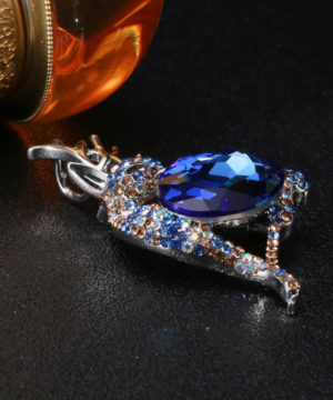 Roztomilá brošňa na šaty v podobe jelenčeka z kryštálov