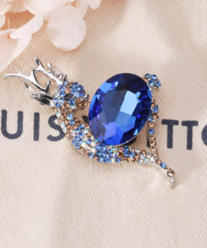 Roztomilá brošňa na šaty v podobe jelenčeka z kryštálov