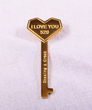 Štýlová brošňa v zlatej farbe - kľúč I LOVE YOU