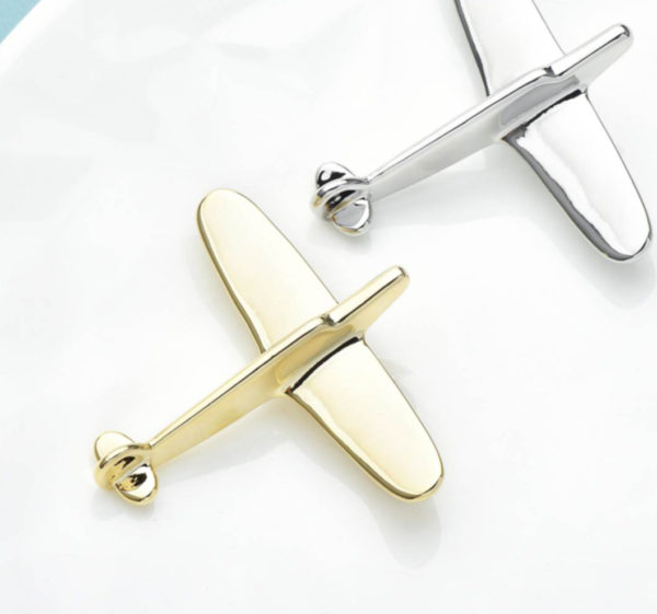 Štýlová brošňa v podobe jednoduchého zlatého lietadla