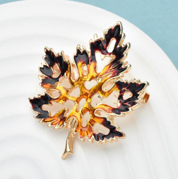 Luxusná brošňa na šaty v podobe jesenného javorového listu