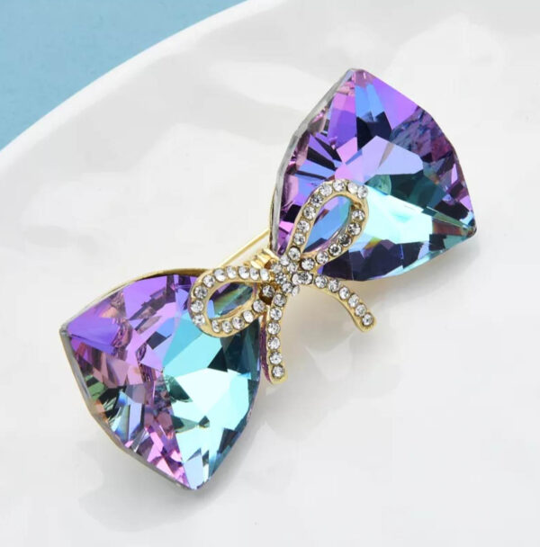 Luxusná brošňa na šaty v podobe farebného kryštálového motýlika