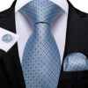 Sada s kravatou, vreckovkou a gombíkmi so svetlým vzorom