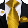 Sada s kravatou, vreckovkou a gombíkmi so zlatým vzorom