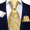 Zlatá vzorovaná kravatová sada - viazanka, vreckovka a gombíky