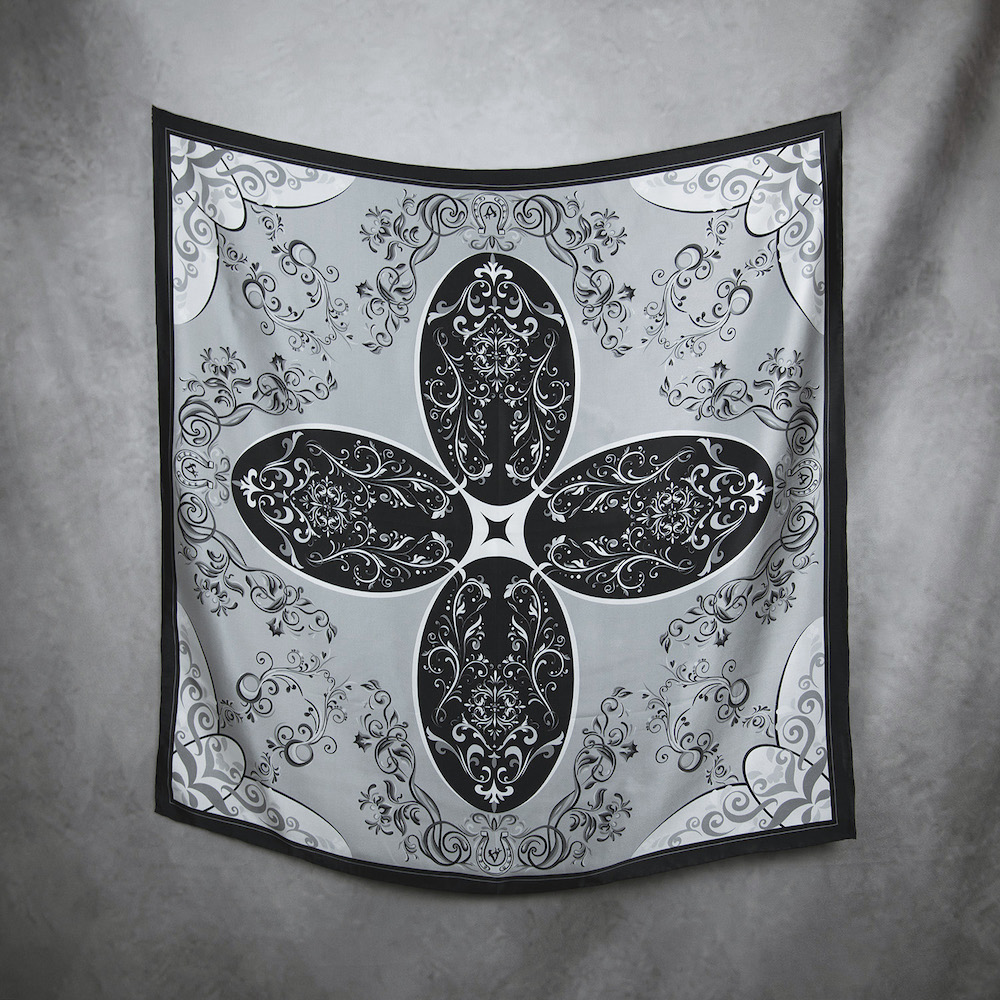 Luxusná hodvábna šatka ORNAMENT - SIVÝ, 90 x 90cm, Vyrobené na Slovensku – Obrázok 2