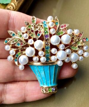 Alternative view of Luxusná brošňa v tvare modrého kvetináča s kvetmi