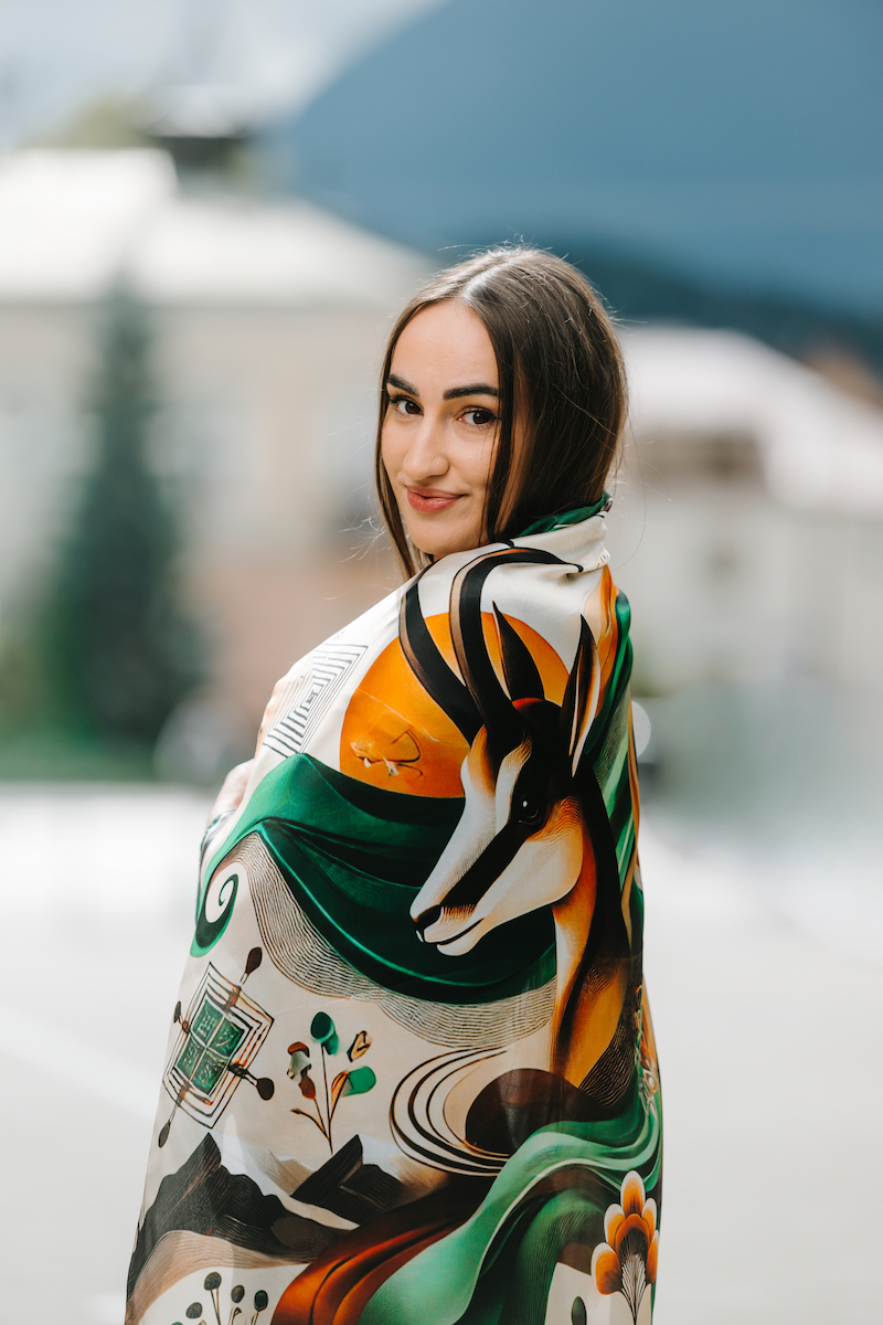 Luxusná hodvábna šatka KAMZÍK - ZELENÝ, 90 x 90cm, Vyrobené na Slovensku – Obrázok 11