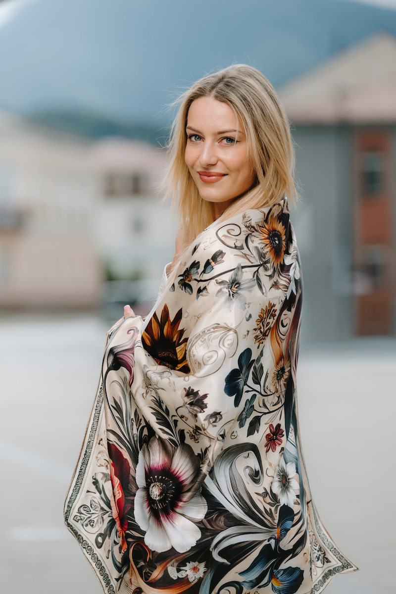 Luxusná hodvábna šatka LÚČNE KVETY - BÉŽOVÉ, 90 x 90cm, Vyrobené na Slovensku – Obrázok 13