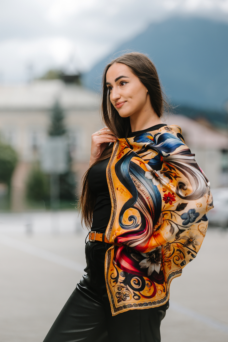 Luxusná hodvábna šatka LÚČNE KVETY - ZLATÉ, 90 x 90cm, Vyrobené na Slovensku – Obrázok 9