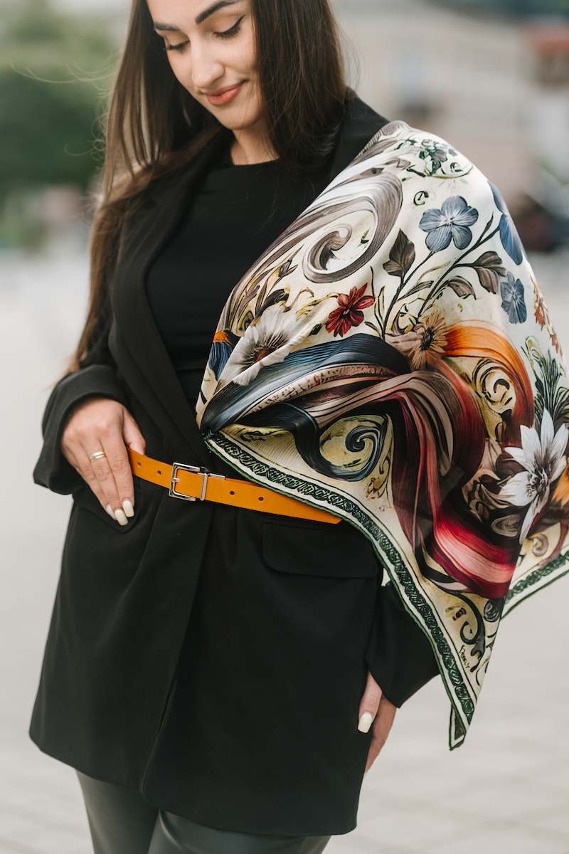 Luxusná hodvábna šatka LÚČNE KVETY - BÉŽOVÉ, 90 x 90cm, Vyrobené na Slovensku – Obrázok 12