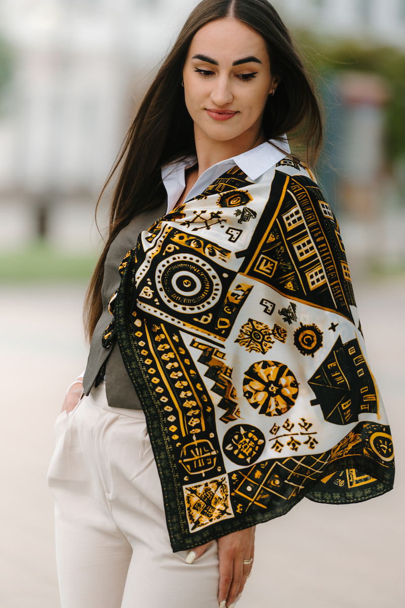 Luxusná hodvábna šatka ČIČMANY - ČIERNO-ZLATÉ, 90 x 90cm, Vyrobené na Slovensku – Obrázok 6