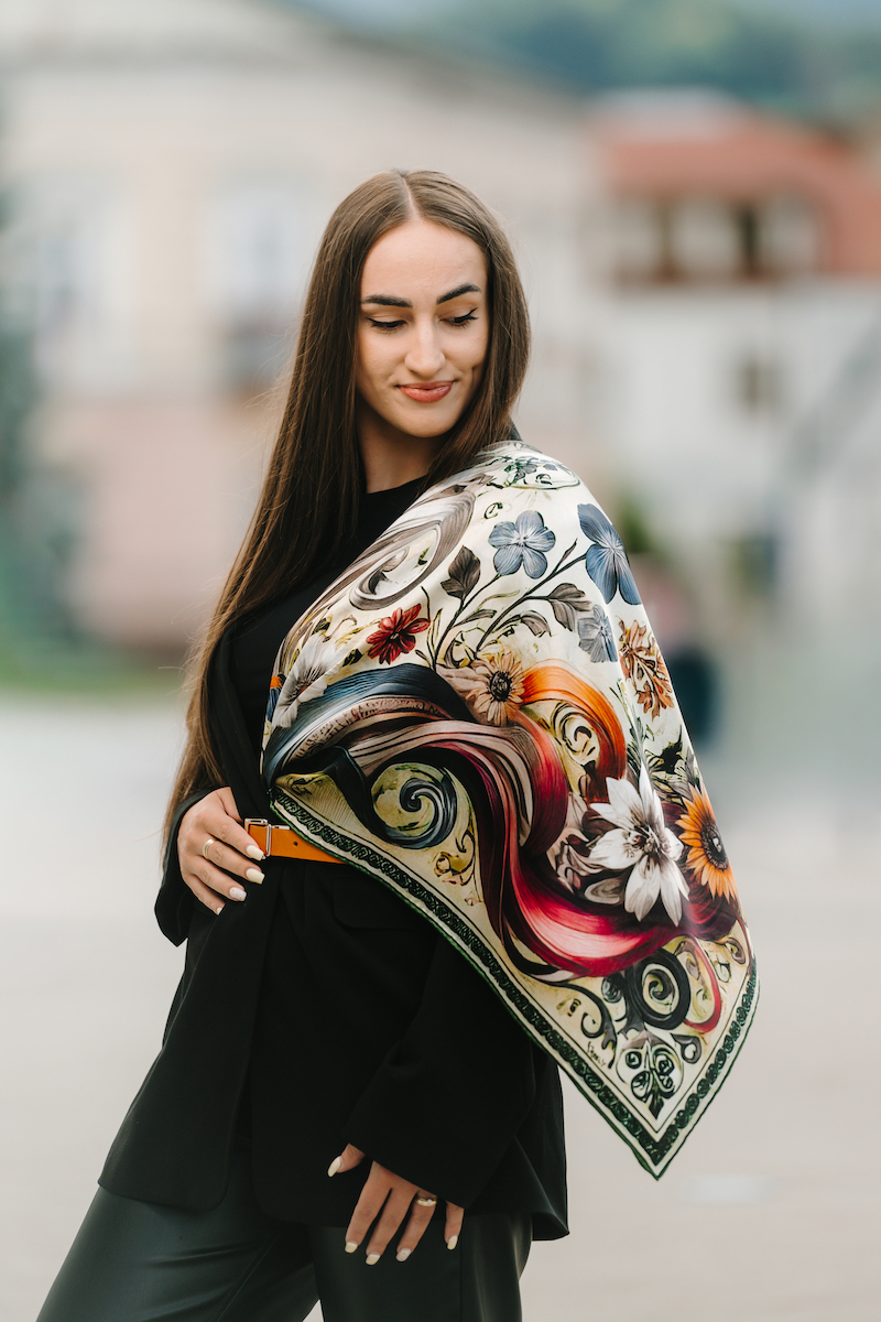 Luxusná hodvábna šatka LÚČNE KVETY - ZELENÉ, 90 x 90cm, Vyrobené na Slovensku – Obrázok 8
