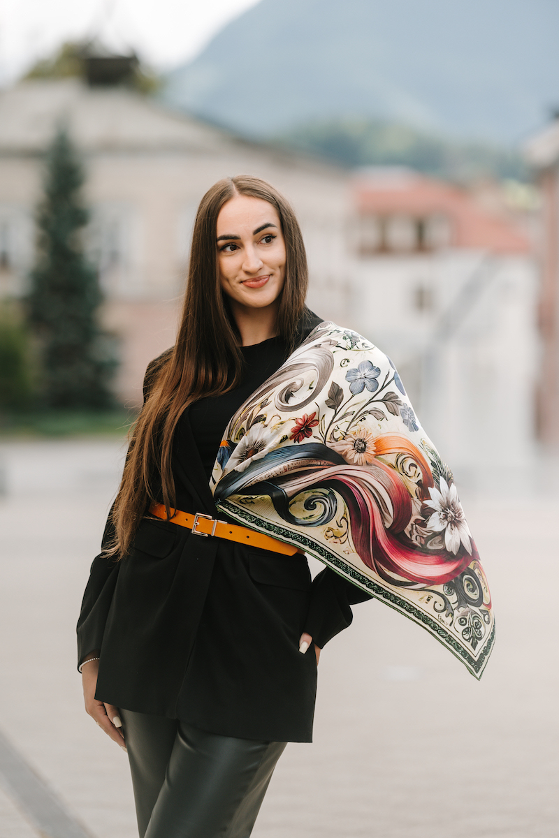 Luxusná hodvábna šatka LÚČNE KVETY - ZELENÉ, 90 x 90cm, Vyrobené na Slovensku – Obrázok 7
