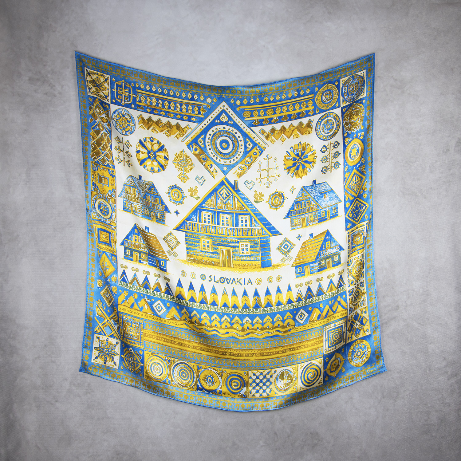Luxusná hodvábna šatka ČIČMANY - MODRO-ZLATÉ, 90 x 90cm, Vyrobené na Slovensku – Obrázok 2