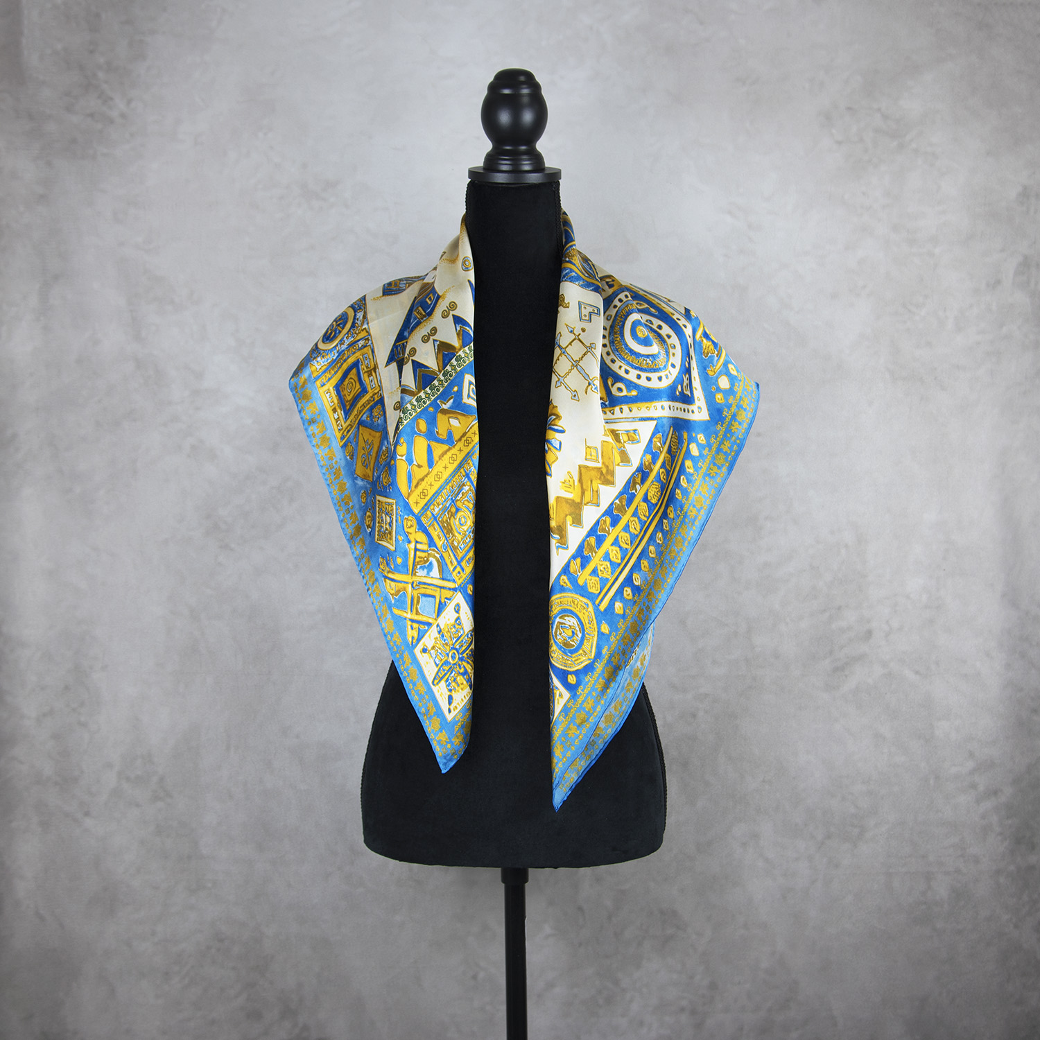 Luxusná hodvábna šatka ČIČMANY - MODRO-ZLATÉ, 90 x 90cm, Vyrobené na Slovensku – Obrázok 3