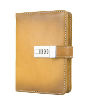 Kožený zápisník MIDDLE ručne tieňovaný s číselným zámkom so svetlo žltej farbe